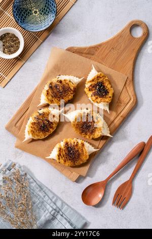 Gegrillte Krabben mit Mentaiyaki-Sauce. Mentaiyaki ist eine typische japanische Soße, die aus Kabeljau- oder Pullock-Fischeiern mit Mayonnaise gemischt wird Stockfoto