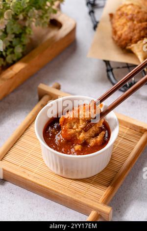 Gegrillte Krabben mit Mentaiyaki-Sauce. Mentaiyaki ist eine typische japanische Soße, die aus Kabeljau- oder Pullock-Fischeiern mit Mayonnaise gemischt wird Stockfoto