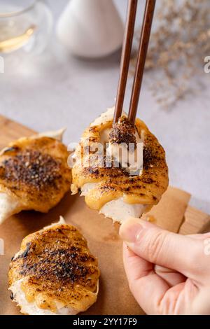 Gegrillte Krabben mit Mentaiyaki-Sauce. Mentaiyaki ist eine typische japanische Soße, die aus Kabeljau- oder Pullock-Fischeiern mit Mayonnaise gemischt wird Stockfoto