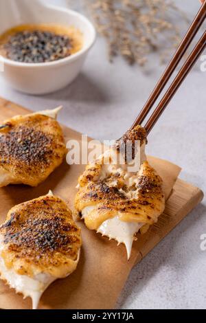 Gegrillte Krabben mit Mentaiyaki-Sauce. Mentaiyaki ist eine typische japanische Soße, die aus Kabeljau- oder Pullock-Fischeiern mit Mayonnaise gemischt wird Stockfoto