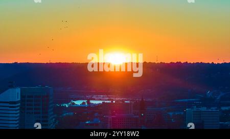 Sonnenaufgang über der Skyline von Cincinnati mit Silhouetten Stockfoto