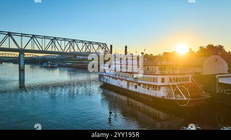 Luftaufnahme des Belle of Cincinnati Riverboat bei Sonnenaufgang mit Bridge Hintergrund Stockfoto