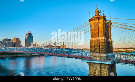 Luftaufnahme von John A Roebling Bridge und Cincinnati Skyline bei Sonnenaufgang Stockfoto