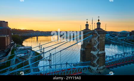 Aus der Luft der John A Roebling Bridge bei Sonnenuntergang über dem Ohio River Stockfoto