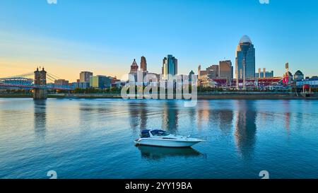 Skyline von Cincinnati zur Golden Hour mit Riverboat Aerial Stockfoto