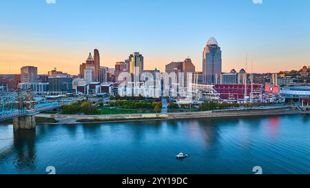 Skyline von Cincinnati in der Golden Hour mit Roebling Bridge Stockfoto