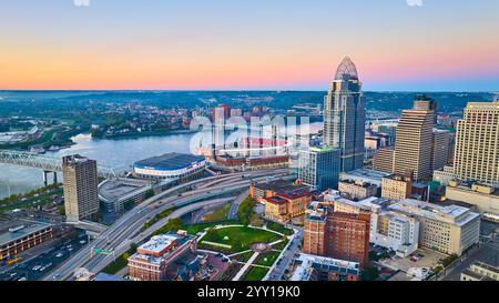 Skyline von Cincinnati in der Golden Hour mit Ohio River und Highways Stockfoto