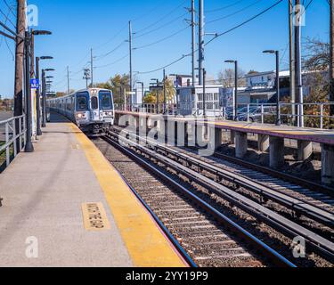 Island Park, New York, USA – 25. Oktober 2024: Ein Zug der Long Island Railroad fährt auf dem Weg nach Manhattan in Island Park, New York. Stockfoto