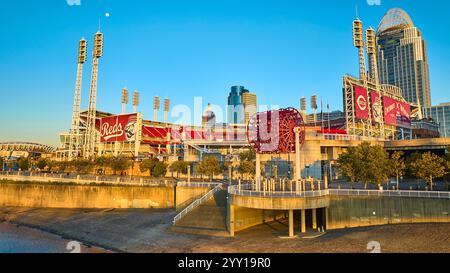 Luftfahrt vom Cincinnati Great American Ball Park in der Golden Hour Stockfoto