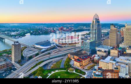 Skyline von Cincinnati Great American Tower in der Golden Hour aus der Luft Stockfoto