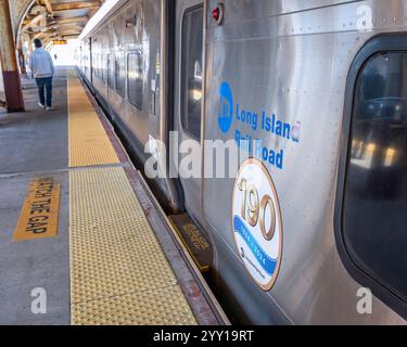 Long Beach, New York, USA – 25. Oktober 2024: Ein Zug der Long Island Railroad fährt zum Bahnhof nach Manhattan in Long Beach, New York, USA Stockfoto