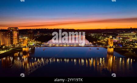 Die Roebling Bridge in der Abenddämmerung mit lebhaften Skyline-Reflektionen Stockfoto