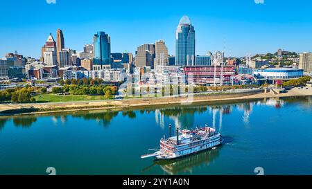 Skyline von Cincinnati und Paddelrad-Riverboat auf dem Ohio River Stockfoto