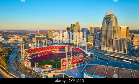 Skyline von Cincinnati und Great American Ball Park in der Golden Hour aus der Luft Stockfoto