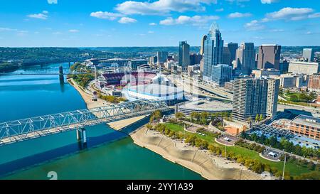 Skyline von Cincinnati aus der Luft mit Blick auf den Fluss und die Stadien am Mittag Stockfoto