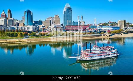 Skyline von Cincinnati mit dem Riverboat auf dem Ohio River Stockfoto