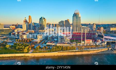 Luftaufnahme der Skyline von Cincinnati mit dem Ohio River zur Golden Hour Stockfoto