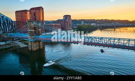 Luftaufnahme der John A Roebling Bridge bei Sonnenuntergang mit City Skyline Stockfoto