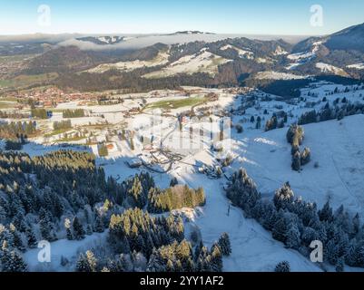 Winterliches Panorama Luftbild der schneebedeckten Alpenlandschaft mit dem Dorf Oberstaufen-Steibis, Allgäuer Alpen, Bayern, Deutschland Stockfoto