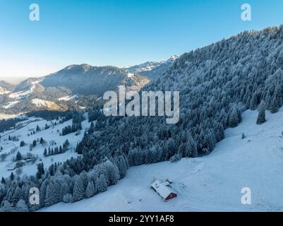 Winterliches Panorama Luftbild der schneebedeckten Alpenlandschaft der Bergkette Nagelfluh in Steibis, Allgäuer Alpen, Bayern, Deutschland Stockfoto