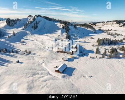 Winterliches Luftbild des Skigebietes Hochhaedrich und Skigebiets im Bregenzer Wald neben Hittisau, Vorarlberg, Österreich Stockfoto