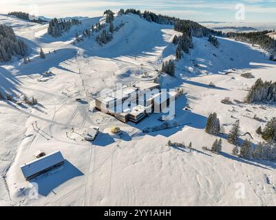 Winterliches Luftbild des Skigebietes Hochhaedrich und Skigebiets im Bregenzer Wald neben Hittisau, Vorarlberg, Österreich Stockfoto
