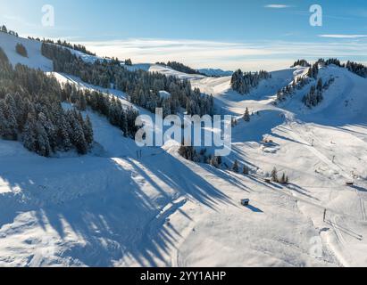 Winterliches Luftbild des Skigebietes Hochhaedrich und Skigebiets im Bregenzer Wald neben Hittisau, Vorarlberg, Österreich Stockfoto
