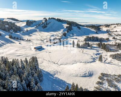 Winterliches Luftbild des Skigebietes Hochhaedrich und Skigebiets im Bregenzer Wald neben Hittisau, Vorarlberg, Österreich Stockfoto