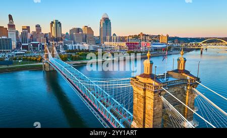 Skyline von Cincinnati und Roebling Bridge in der Golden Hour aus der Luft Stockfoto