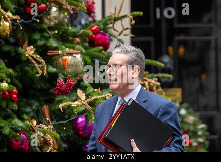 London, Großbritannien. Dezember 2024. Premierminister Keir Starmer verlässt Nummer 10, um Fragen zum Premierminister zu stellen. Er wird Kemi Badenoch in den letzten Fragen der Premierminister des Jahres über die Versandbox stellen. Quelle: Karl Black/Alamy Live News Stockfoto