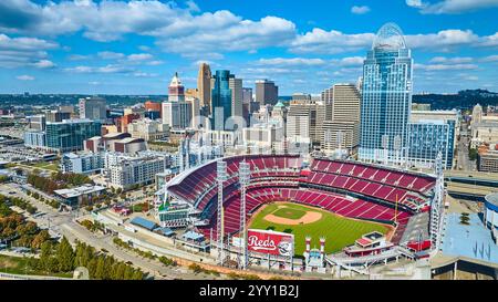 Luftfahrt über die Skyline von Cincinnati und den Great American Ball Park Stockfoto