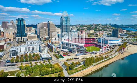 Luftfahrt über die Skyline von Cincinnati und den Great American Ball Park Stockfoto