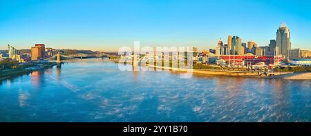 Panorama der Skyline von Cincinnati mit Roebling Bridge in der Golden Hour Stockfoto