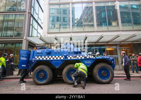 Während der G20-Demonstration in London, Großbritannien, fuhr die Protestgruppe Space Hijackers einen gepanzerten Alvis Saracen-Personentransporter in die City of London. Die Gruppe benutzte das Fahrzeug als Symbol des Protestes gegen Finanzinstitutionen und Regierungspolitik, um die normalen Aktivitäten der Stadt zu stören und auf ihre antikapitalistische Botschaft aufmerksam zu machen. Stockfoto