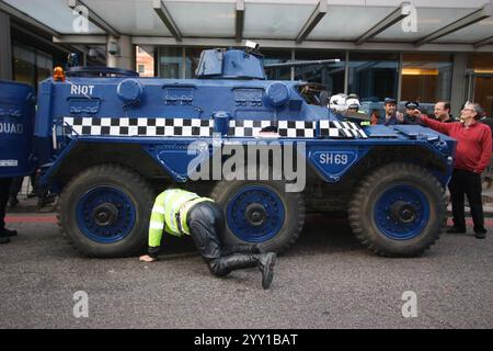 Während der G20-Demonstration in London, Großbritannien, fuhr die Protestgruppe Space Hijackers einen gepanzerten Alvis Saracen-Personentransporter in die City of London. Die Gruppe benutzte das Fahrzeug als Symbol des Protestes gegen Finanzinstitutionen und Regierungspolitik, um die normalen Aktivitäten der Stadt zu stören und auf ihre antikapitalistische Botschaft aufmerksam zu machen. Stockfoto