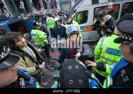 Polizeibeamte interviewen Demonstranten während der G20-Demonstration in London, Großbritannien, fuhr die Protestgruppe Space Hijackers einen gepanzerten Alvis Saracen-Personentransporter in die City of London. Die Gruppe benutzte das Fahrzeug als Symbol des Protestes gegen Finanzinstitutionen und Regierungspolitik, um die normalen Aktivitäten der Stadt zu stören und auf ihre antikapitalistische Botschaft aufmerksam zu machen. Stockfoto