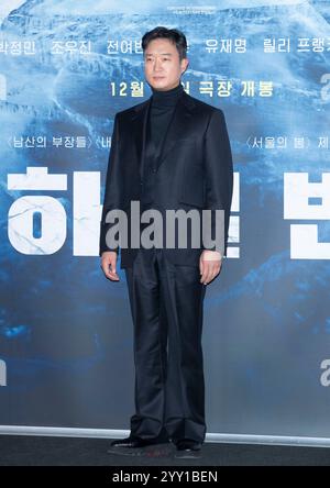 Seoul, Südkorea. Dezember 2024. Der südkoreanische Schauspieler Jo Woo-jin nimmt am 18. Dezember 2024 an einer Fotokonferenz für den Film Harbin Premiere im CGV Cinema in Seoul Teil. (Foto: Lee Young-HO/SIPA USA) Credit: SIPA USA/Alamy Live News Stockfoto