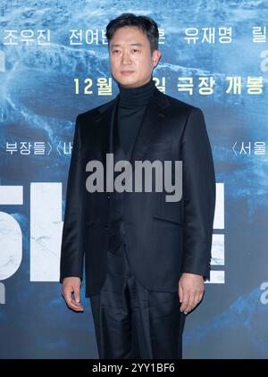 Seoul, Südkorea. Dezember 2024. Der südkoreanische Schauspieler Jo Woo-jin nimmt am 18. Dezember 2024 an einer Fotokonferenz für den Film Harbin Premiere im CGV Cinema in Seoul Teil. (Foto: Lee Young-HO/SIPA USA) Credit: SIPA USA/Alamy Live News Stockfoto