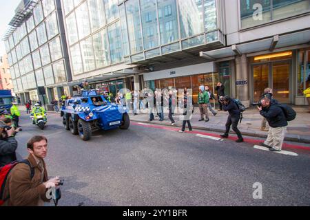 G20-Demonstration in London, Großbritannien, fährt die Protestgruppe Space Hijackers einen gepanzerten Alvis Saracen-Personalträger in die City of London. Die Gruppe benutzte das Fahrzeug als Symbol des Protestes gegen Finanzinstitutionen und Regierungspolitik, um die normalen Aktivitäten der Stadt zu stören und auf ihre antikapitalistische Botschaft aufmerksam zu machen. Stockfoto