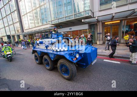 G20-Demonstration in London, Großbritannien, fährt die Protestgruppe Space Hijackers einen gepanzerten Alvis Saracen-Personalträger in die City of London. Die Gruppe benutzte das Fahrzeug als Symbol des Protestes gegen Finanzinstitutionen und Regierungspolitik, um die normalen Aktivitäten der Stadt zu stören und auf ihre antikapitalistische Botschaft aufmerksam zu machen. Stockfoto