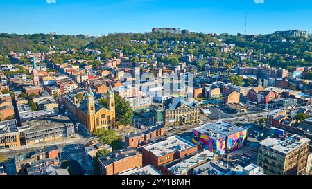 Lebendige Cincinnati Kirche und Wandgemälde mit üppigem Hügel Stockfoto