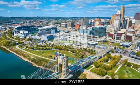 Luftaufnahme der John A. Roebling Bridge und der Skyline von Cincinnati Stockfoto