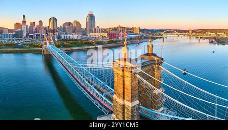 Panorama Roebling Bridge Cincinnati Skyline in der Golden Hour Stockfoto