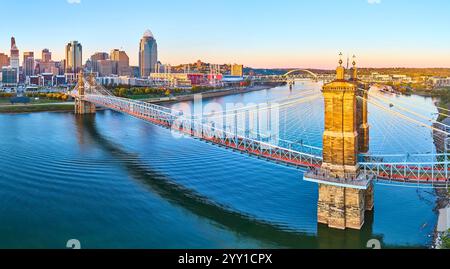 Panorama der John A. Roebling Bridge und der Skyline von Cincinnati in der Golden Hour aus der Vogelperspektive Stockfoto