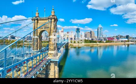 Luftaufnahme der John A. Roebling Bridge und der Skyline von Cincinnati Stockfoto