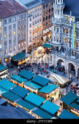 Lebhafter Weihnachtsmarkt am Münchner Marienplatz mit geschmücktem Weihnachtsbaum und festlicher Atmosphäre zur Adventszeit Stockfoto