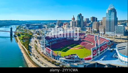 Panoramablick auf die Skyline von Cincinnati und den Great American Ball Park Stockfoto