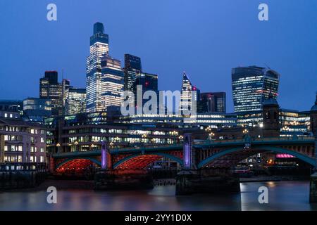 Ein Blick am frühen Abend auf die Southwark Bridge und die City of London, London, Großbritannien. Stockfoto