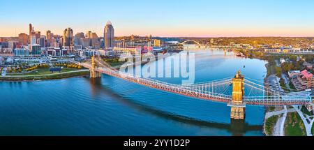 Panorama der Skyline von Cincinnati und der Roebling Bridge in der Golden Hour aus der Vogelperspektive Stockfoto