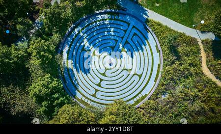 Luftaufnahme des komplizierten Labyrinths im üppigen Cincinnati Park Stockfoto